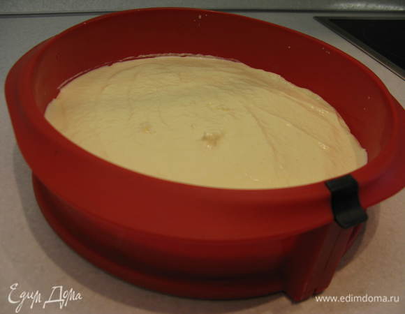 Выливаем тесто в форму. 
У меня форма керамическая с силиконовыми бортами, поэтому я ее ничем не смазываю.
