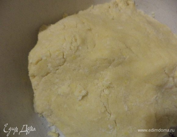 Для приготовления теста муку перемешать с сахаром, добавить нарезанное хлопьями охлаждённое сливочное масло, порубить ножом в крошку. Добавить желток и 1-2 ст. лож. ледяной воды, перемешать и замесить тесто. Сформировать из теста шар и убрать на 1 час в холодильник.