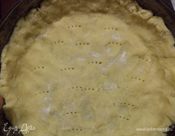 Форму для выпечки смазать маслом, присыпать мукой, выстелить форму тестом, сформировать бортики, наколоть корж вилкой, выпекать при температуре 180 градусов 10 минут.