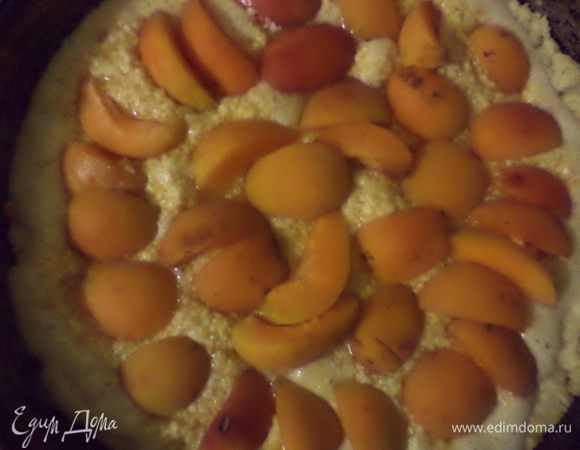 Миндаль очистить, измельчить в блендере в крошку.
Сливочное масло комнатной температуры взбить миксером, добавить сахар, тщательно взбить. Добавить по одному яйца, продолжая взбивать.
Добавить лимонную цедру, натёртую на мелкой тёрке и миндаль, перемешать. 
Вылить крем в подпечённый корж, сверху выложить дольки абрикосов, присыпать 1 ст.лож. сахара, выпекать 50 - 60 минут.