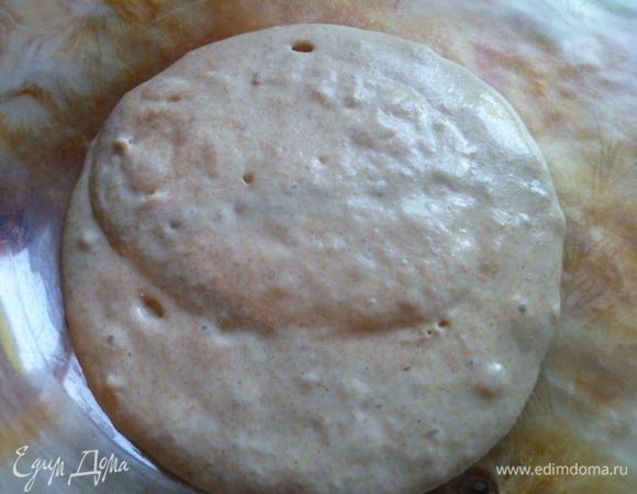 Закваска нужна на пике активности. Выкладываем закваску в миску. Нам нужно всего 4 ст.л. ржаной закваски.