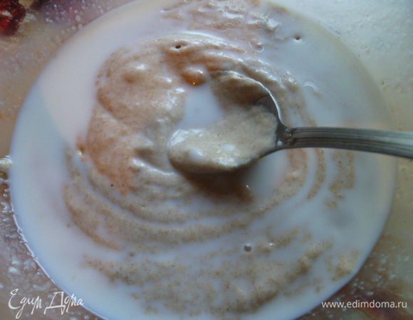 Влить 100 мл молока, добавить щепотку соли, 1 ст.л. сахара и хорошо перемешать.