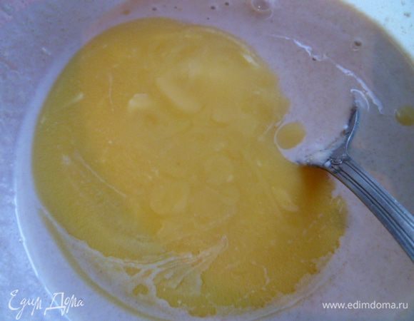 Добавить 70 г растопленного маргарина.