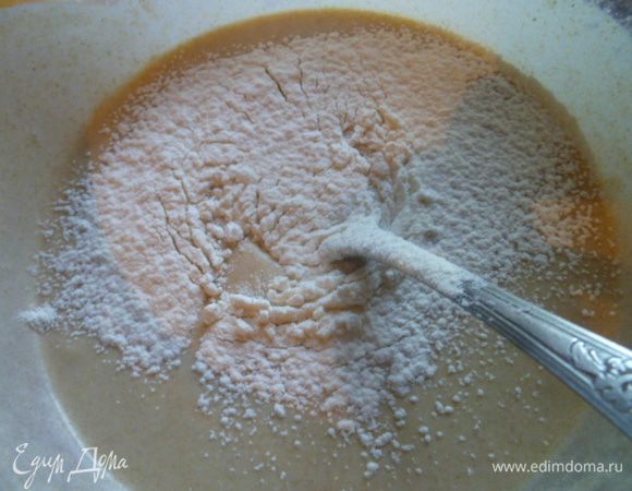 Аккуратно ввести просеянную муку с содой( на кончике ножа).