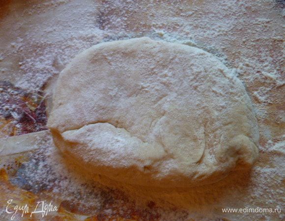 Делим тесто на 2 части.
Из одной части я сделала мясную слойку, из второй- печенье.