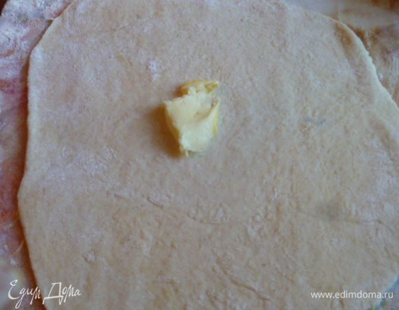 Делаем слойку.
Раскатываем часть теста тонко на столе посыпанным мукой.
И смазываем тонким слоем очень мягким сливочным маслом.