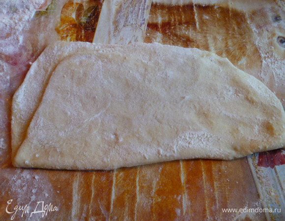 Складываем вдвое.
Снова раскатываем, смазываем, складываем вдвое.
Таким образом делаем 4 слоя.
Затем в холод на 20 минут.