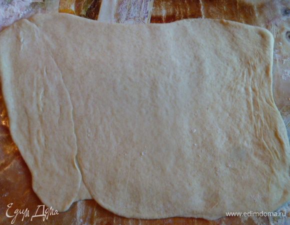 Затем тонко раскатать, но так, чтобы не порвалось.
