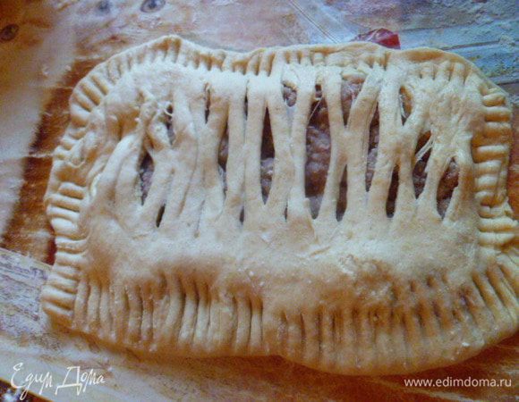 Закрываем, защипываем концы вилкой.