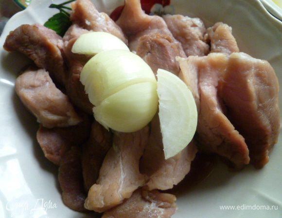 А это начинка для рулета...
400 г мяса (у меня свинина) и 1 лук.