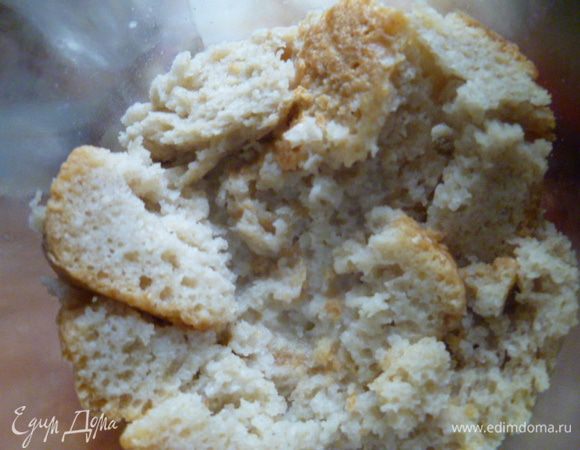 Немного замоченного хлеба в молоке.