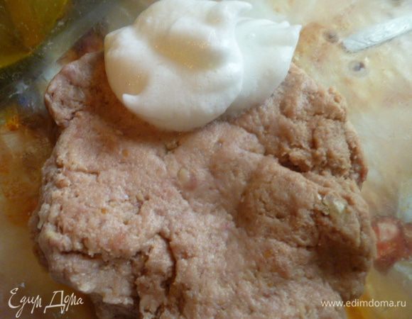 Все измельчить в фарш, посолить по вкусу и добавить понемногу  взбитый белок в крепкую пену.