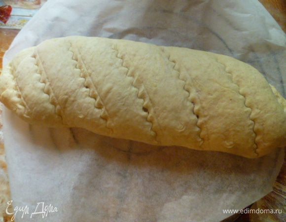 Завернуть рулетом, края защипать, придать форму батону.
Перенести на противень с пергаментом, сделать насечки поглубже.
Я делала ножом для теста.