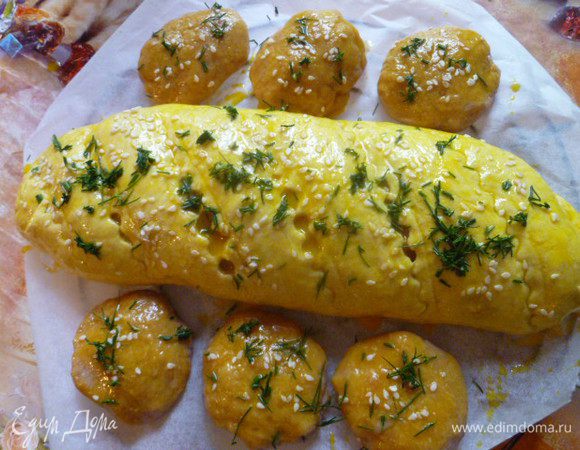 Смазать взбитым желтком с 1 ст.л. молока, обильно.
Посыпать кунжутом и укропом.
У меня осталось немного фарша на котлетки. Их я тоже смазала и посыпала.