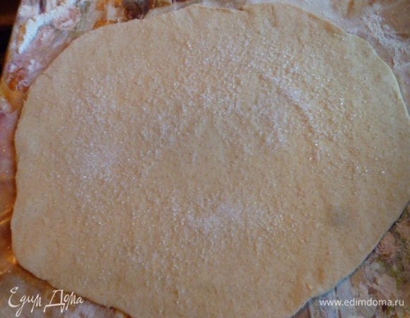 Теперь займемся печеньем.
Тесто после замеса и холодильника тонко раскатать.
Посыпать 1 ст.л. сахара.