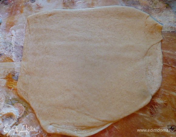 Сложить вдвое. Тонко раскатать, посыпать сахаром, сложить, раскатать.
Я делала 4 слоя. Дальше тесто рвется.
В последний раз раскатать.