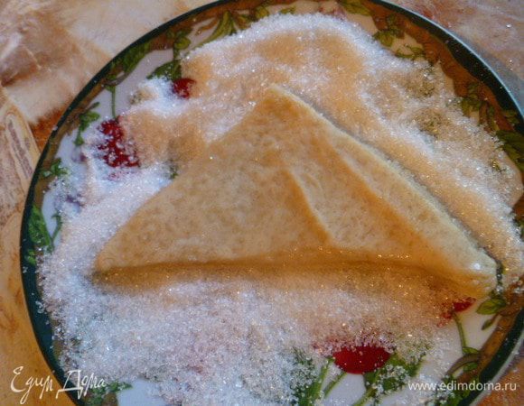 Одной стороной обмакиваем в сахар.