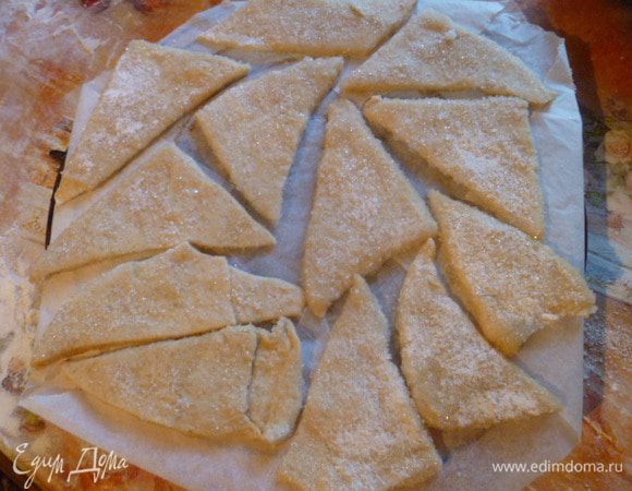 Выкладываем на противень с пергаментом сахаром вверх.