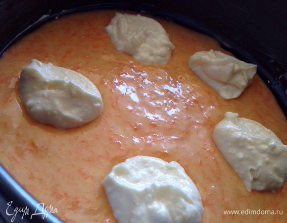 Форму(разъемная,диаметр-20см.) для выпечки смазать сливочным масло.Вылить половину морковного теста в форму для выпечки,а сверху выложить ложкой,так же половину чуть меньше) сливочной начинки.