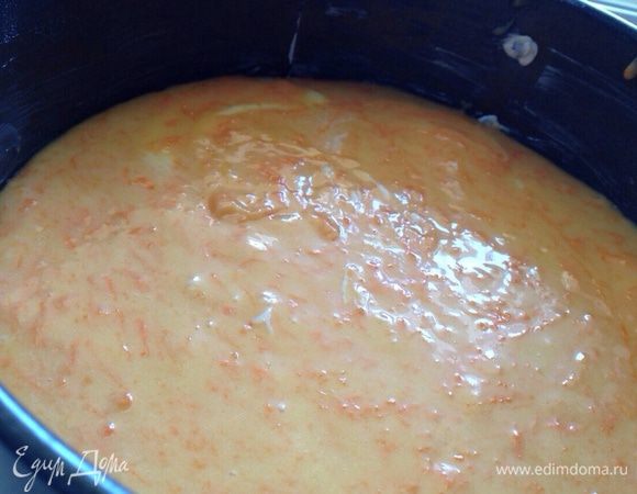 Вылить вторую часть морковного теста,аккуратно разровняв его. 