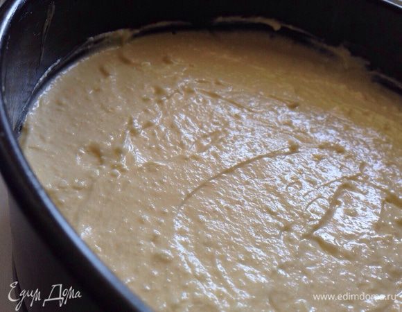 И наконец распределить оставшуюся сливочную начинку поверх всех слоев,так же аккуратно разровняв лопаткой!Выпекать 40-45минут при температуре 180 градусов.По истечению времени духовку выключить,а пирог оставить в духовке(приоткрыв дверцу)еще минут на 20-25.