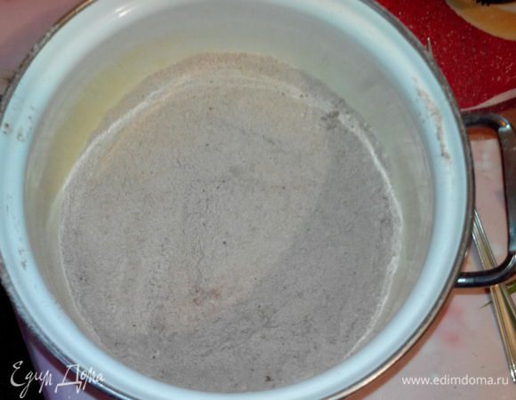 Просеять муку с разрыхлителем и какао. Добавить остальные сухие ингредиенты.