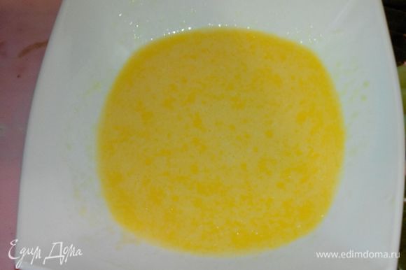 Яйцо взбить с маслом (растопленным) и молоком.