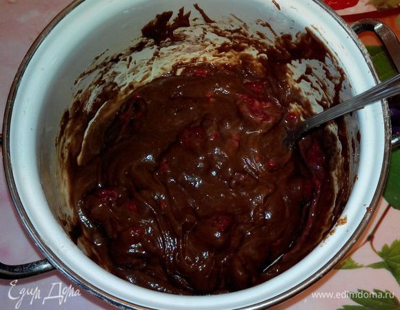 Смешать жидкие ингредиенты с сухими. Добавить половину шоколада и малину, аккуратно перемешать. Разогреть духовку до 180 гр. Разложить по формам (у меня получилось 9 шт, но думаю можно было уместить и в 6) и присыпать оставшимся шоколадом. 