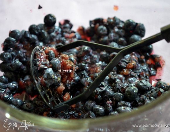 Размять ложкой или толкушкой ягоду слегка.