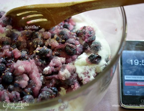 Смешать с сахаром и апельсиновой цедрой. Дать постоять 20 мин.,помешивая пока сахар не растворится.
