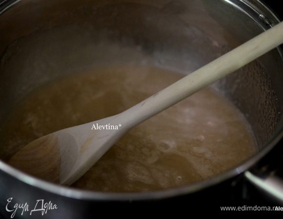 Пектин и воду смешать в кастрюле. Довести до кипения 1 мин, помешивать. снять с огня.
