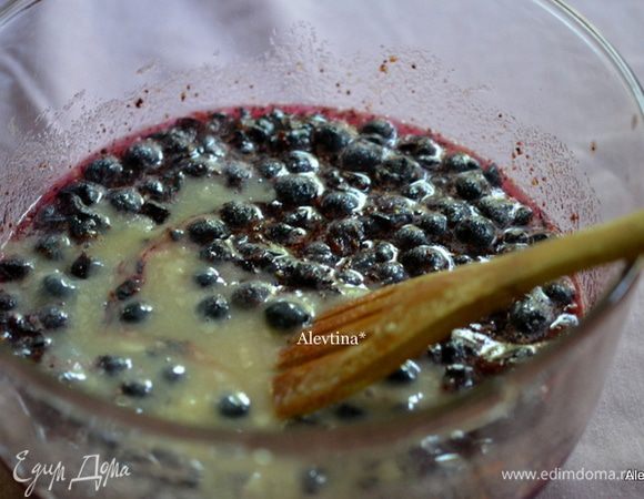 Перелить смесь в ягоды и помешивать примерно 3 мин.
