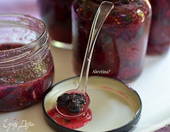 Перелить джем в чистые контейнеры или баночки, оставляя по 1 или 1,5 см от края. Закрыть крышками и дать постоять при комнатной тем-ре 24 часа или пока джем не загустеет.