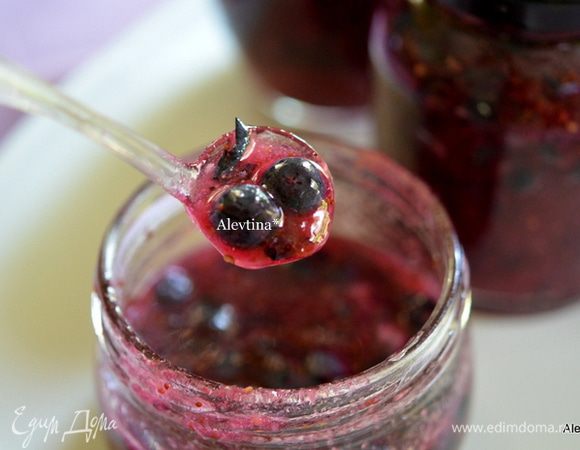 Хранить в морозильнике не более 6 месяцев или в холодильнике до 3 х недель. Перед подачей на стол разморозим и перемешаем. Угощаемся.
Выход у меня 4 баночки по 250 гр примерно.