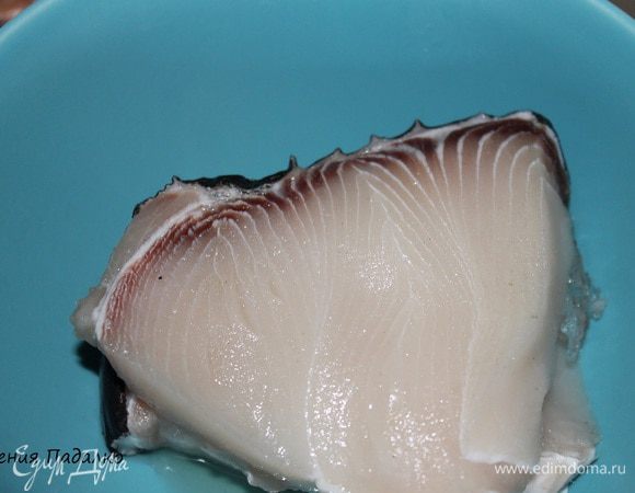 У меня два стэйка весом 250г, их нужно разморозить при комнатной температуре и нарезать крупными кусочками.