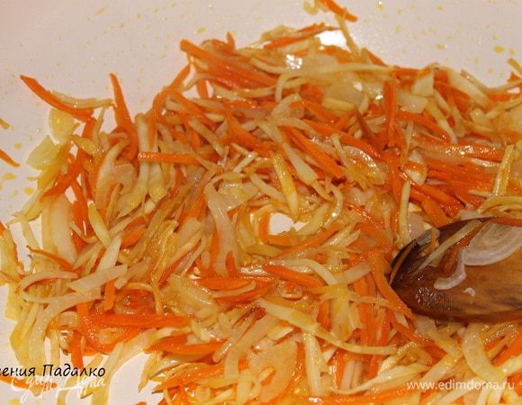 В сковороду налить 3 ст.л. масла обжарить овощи в течении 2-3 минут, затем добавить лук нарезанный полукольцами. Обжаривать все вместе 5-10 минут.