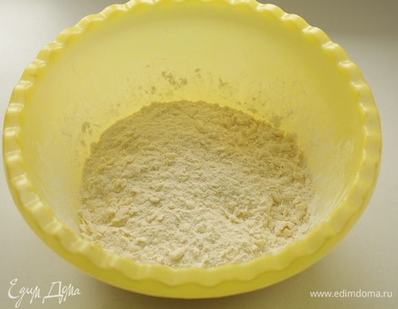  Масло с мукой, миндальной мукой и содой порубить ножом до состояния крошки.