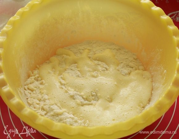 Желтки размешать с водой, солью и лимонным соком. Влить в сухую смесь.