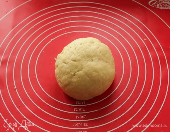 Быстро замесить тесто, собрав его в шар. Убрать в холодильник на 15 минут.