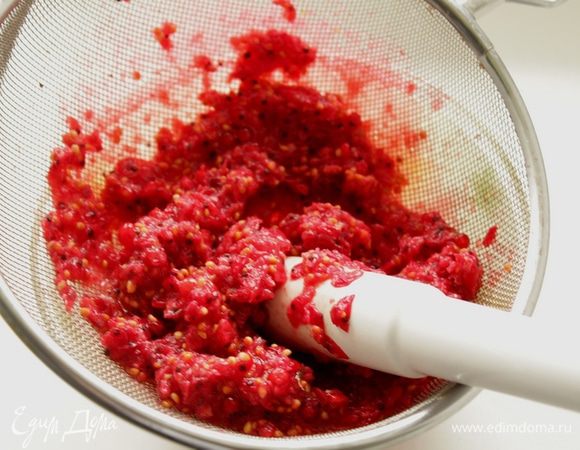 НАЧИНКА. Самбук из красной смородины: 2,5 ст.  красной смородины протереть  через сито, чтобы отделить косточки и оболочку.
