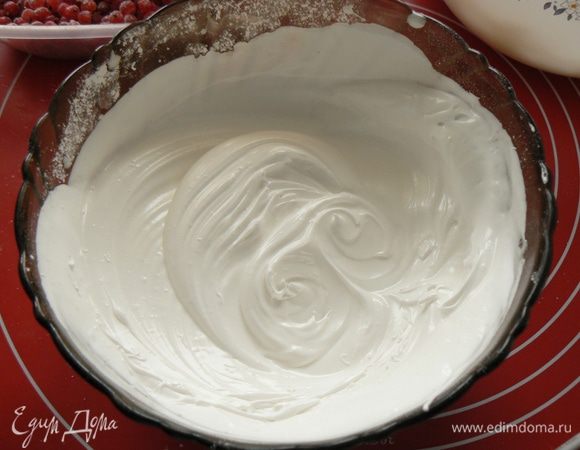 2 белка взбить с 3/4 ст. сахара до устойчивых пиков.                                         Сливки также  взбить.