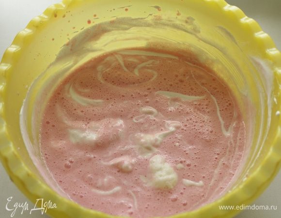 Смешать сливки, белки и желе. 