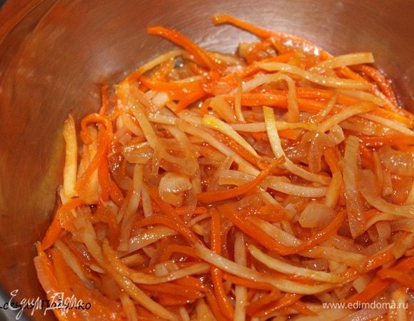 Теперь берем кастрюлю на 1л, на дно выкладываем половину овощей..