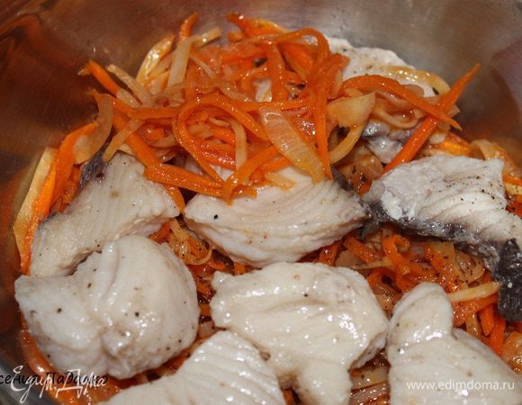 .. затем кусочки рыбы, посолить и поперчить. И закрываем оставшимися овощами.