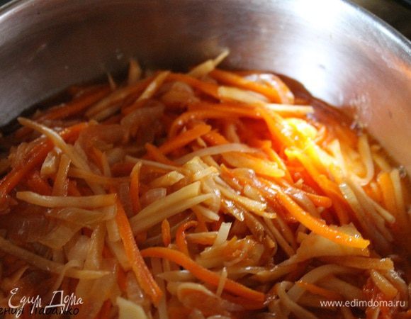 Наливаем немного воды, чтобы она доходила до слоя с рыбой. Доводим до кипения, уменьшаем огонь. Закрываем крышкой и тушим 20 минут.