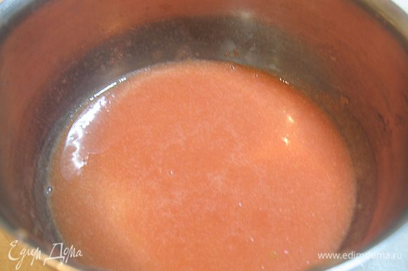 Желатин замочить в холодной воде, чтобы набух. С помидоров снять кожицу, перебить блендером и протереть через сито (можно взять томатный сок). Томатный сок поставить на огонь, прогреть до горячего состояния и ввести желатин. Прогревать до растворения желатина, можно процедить чтобы не было кусочков желатина.