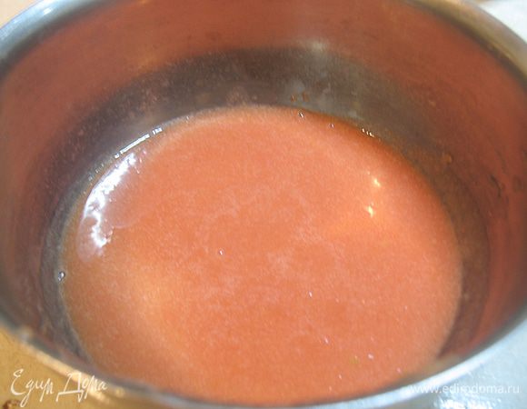 Желатин замочить в холодной воде, чтобы набух. С помидоров снять кожицу, перебить блендером и протереть через сито (можно взять томатный сок).  Томатный сок поставить на огонь, прогреть до горячего состояния и ввести желатин. Прогревать до растворения желатина, можно процедить чтобы не было кусочков желатина. 