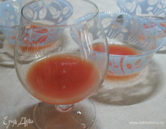 Томатное желе охладить, разлить по бокалам и поставить в холодильник для застывания. 