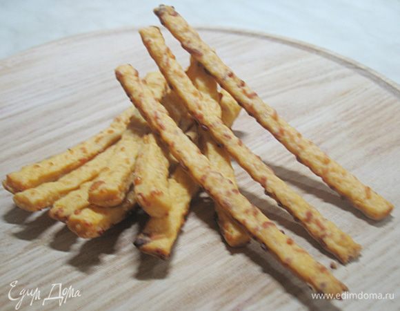 Палочки готовим по рецепту Лизы, но только заменяем воду на томатный сок. http://www.edimdoma.ru/retsepty/58592-hrustyaschie-palochki-s-chesnokom-i-syrom-dzhyugas