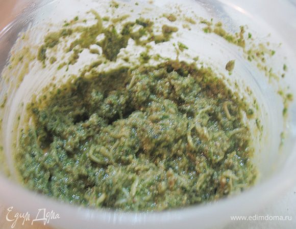 Соус песто готовим по любимому рецепту или берем готовый. 
http://www.edimdoma.ru/retsepty/55810-sous-pesto
http://www.edimdoma.ru/retsepty/40731-sous-pesto
http://www.edimdoma.ru/retsepty/1847-makarony-v-souse-pesto